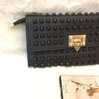 Ví cầm tay Clutch đinh valen thần thánh