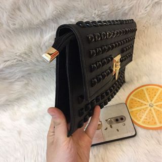 Ví cầm tay Clutch đinh valen thần thánh