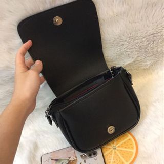 Túi xách mềm gấu treo viền đinh