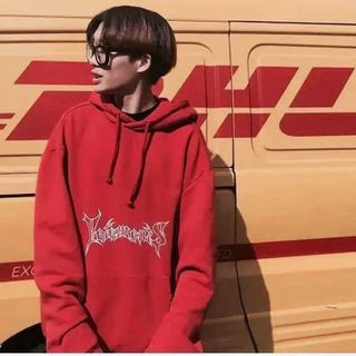 Áo hoodie đỏ in chữ