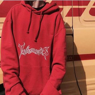 Áo hoodie đỏ in chữ