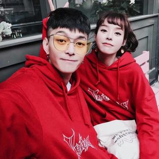 Áo hoodie đỏ in chữ