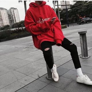 Áo hoodie đỏ in chữ