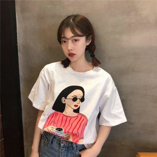 Áo thun tay lửng cô gái