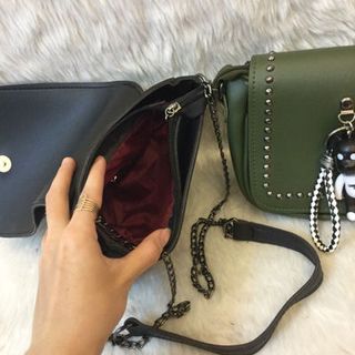 Túi đeo chéo gấu treo viền đinh