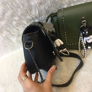 Túi đeo chéo gấu treo viền đinh