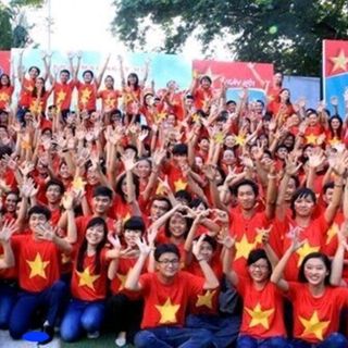 Áo in cờ đỏ sao vàng