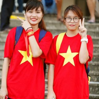 Áo thun đỏ in sao vàng