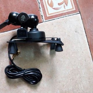 giá đỡ trên xe tích hợp sạc