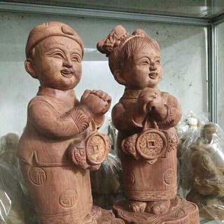 tiểu đồng chúc phúc gỗ bách xanh