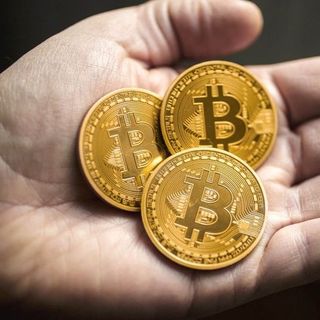 Đồng Bitcoin vàng 40mm Có hộp nhựa kèm theo giá sỉ​ giá bán buôn