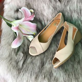 Sandal đế xuồng