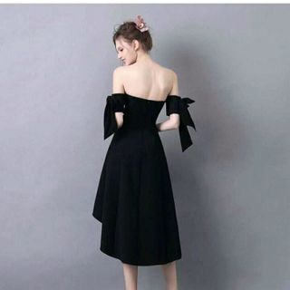 ĐẦM XÒE ĐUÔI TÔM NƠ TAY