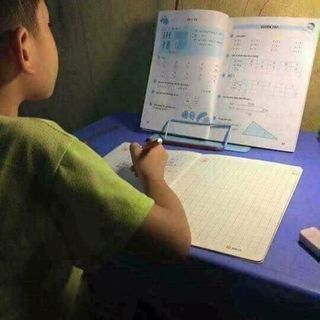 Giá kẹp đọc sách chống cận thị cho bé