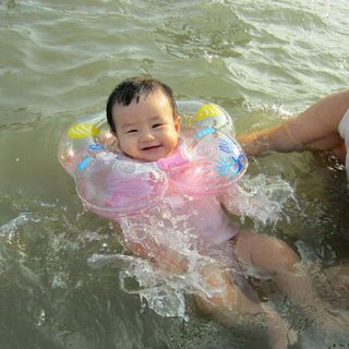 Phao bơi đỡ cổ cho bé yêu