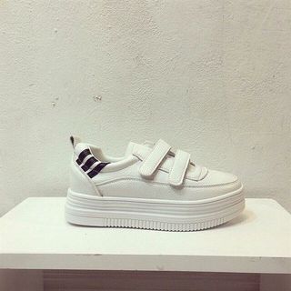 GIẦY THỂ THAO QUAI DÁN NÂNG ĐẾ D0024E