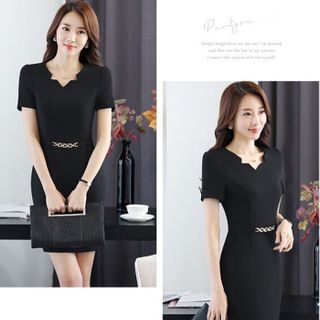 Đầm công sở cổ V cách điệu kèm nịt eo màu rượu vang