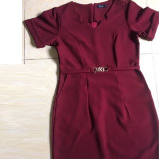 Đầm công sở cổ V cách điệu kèm nịt eo màu rượu vang
