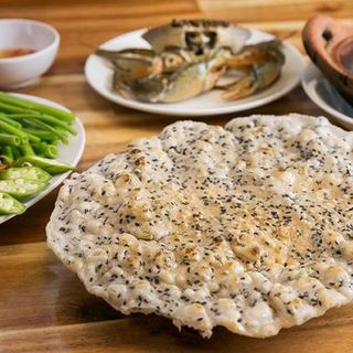 Bánh đa - bánh tráng tôm mặn chưa nướng