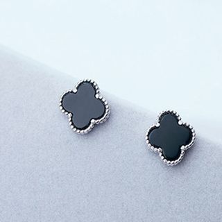 Hoa tai bạc cỏ 4 lá