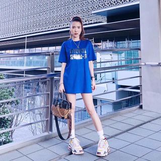 Đầm suông fom rộng in chữ nhũ cá tính