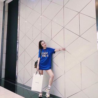 Đầm suông fom rộng in chữ nhũ cá tính