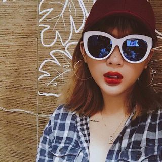 kính mát trắng tròng xanh dương