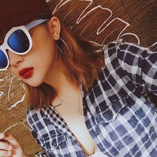 kính mát trắng tròng xanh dương