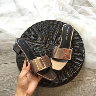 dép quai ngang got thấp