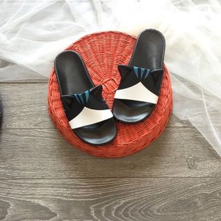 dép quai ngang mèo