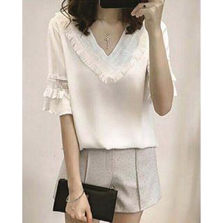 Áo Kiểu Cổ V Viền Ren