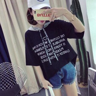 Áo phông ngắn tay có mũ và chữ