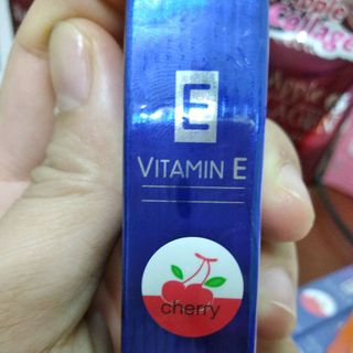 Dưỡng môi Vitamin E