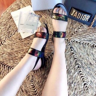 giày sandal xẹp