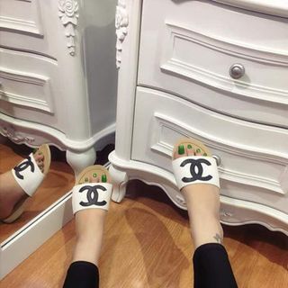 dép qua ngang đế xẹp