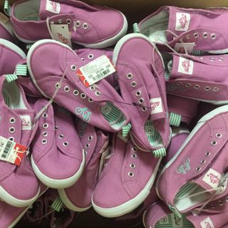 Giày vải trẻ em