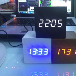 Đồng hồ led để bàn báo thức hình lập phương