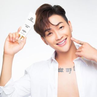 Cleanser Wow – Sữa rửa mặt sáng da và ngừa mụn