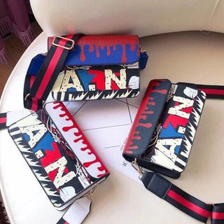 tui họa tiết mau sac