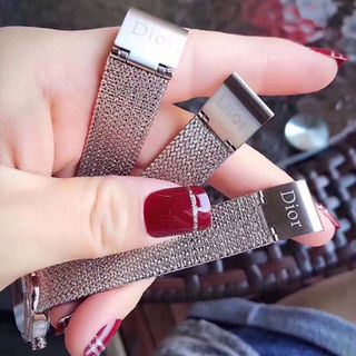 Đồng hồ dây nhuyễn viền đá