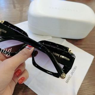 Kính nữ sang trọng 4 góc bọc kim loại - Kính góc tam giác