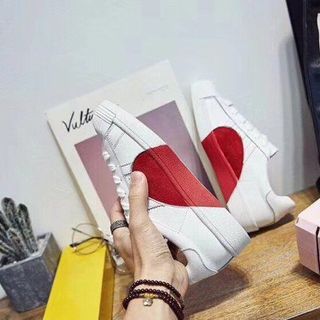 Giày đôi hình trái tim