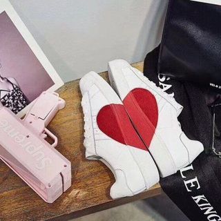 Giày đôi hình trái tim