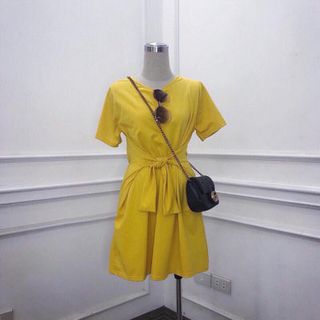 đầm vàng cột eo