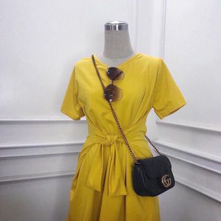 đầm vàng cột eo