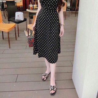 Váy chấm bi