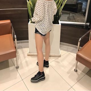 áo trễ vai chấm bi