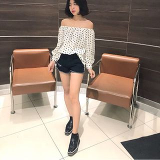 áo trễ vai chấm bi