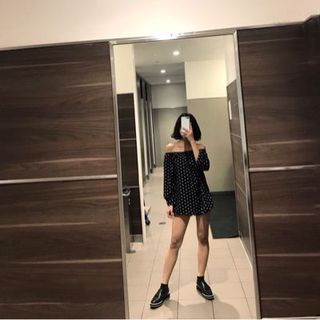 áo trễ vai chấm bi