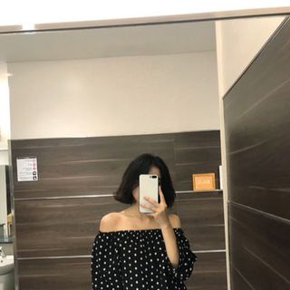 áo trễ vai chấm bi